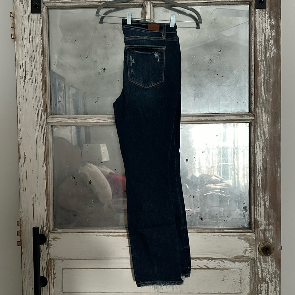 Like new Judy blue Nashville mid rise straight fit distressed jeans 13/31